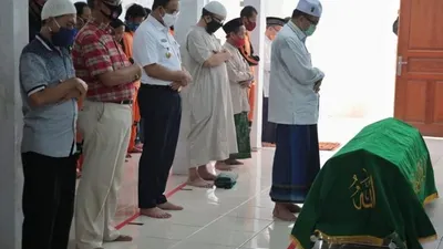 Gubernur DKI Jakarta Anies Rasyid Baswedan mengikuti sholat jenazah Taka, petugas PPSU yang menjadi korban tabrak lari, Jumat (24/7/2020).  Foto: @aniesbaswedan