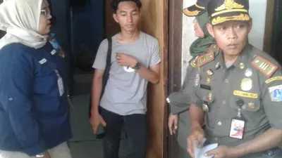 Petugas melakukan razia rumah kos di Kalurahan Kalideres/barat.jakarta.go.id