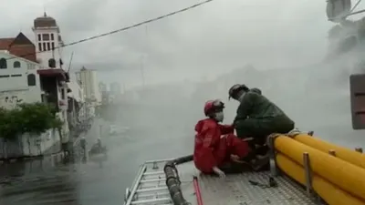 Penyemprotan cairan disinfektan di kawasan Kota Tua, Jakarta Barat, Minggu (22/3/2020) (Berita Jakarta/Heru Hermawan)