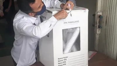 Petugas KPU Tangsel membuka segel kotak suara yang untuk mengambil berkas yang dijadikan bukti sengketa Pilkada Tangsel 2020 di GSG Kecamatan Pondok Aren, Senin (25/1/2021). [Ist]