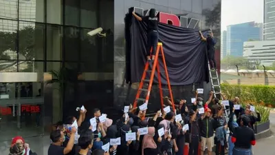 Logo KPK ditutup kain hitam oleh Warga Pegawai KPK/Antara Foto