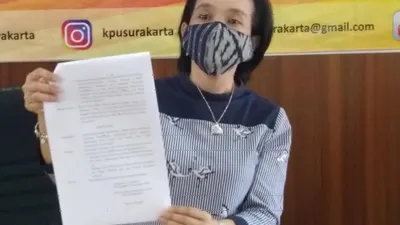 Ketua KPU Surakarta, Nurul Sutarti menunjukkan surat penetapan dua pasangan maju dalam Pilwakot Solo 2020, usai rapat pleno di Kantor KPU Surakarta, Rabu (23/9/2020). (Ayojakarta/Budi Cahyono)