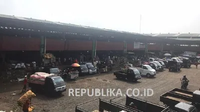 Suasana Pasar Induk Kramat Jati. Lima pedagang di Pasar Induk Kramat Jati dilaporkan positif Covid-19.  Foto: Rahayu Marini Hakim/Republika