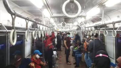 Suasana lengang pemberangkatan KRL jalur 1 jurusan Bogor, Stasiun Tebet, Jakarta Selatan, saat jam sore. (Ayojakarta/Aini Tartinia)