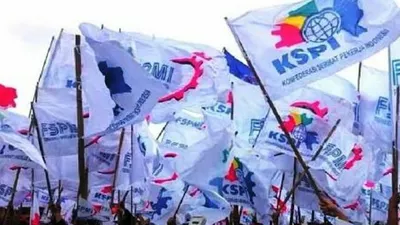 Massa buruh mengibarkan bendera-bendera serikat dalam unjuk rasa/Akuratnews