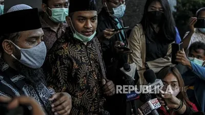 Kuasa Hukum FPI Aziz Yanuar (kedua kiri) mengatakan Habib Rizieq Shihab sudah mengetahui kabar penetapan tersangka. Saat ini lokasi Rizieq Shihab masih dirahasiakan.  Foto: Republika/Putra M. Akbar
