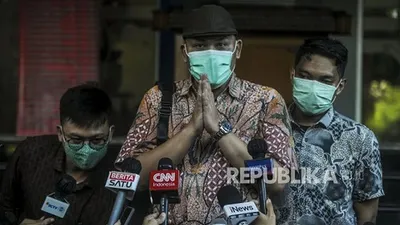 Kuasa Hukum Habib Hanif Alatas, Kamil Pasha (tengah) usai memberikan keterangan kepada wartawan di Mapolda Metro Jaya, Jakarta, Selasa (1/12). Menurut keterangannya, Habib Hanif Alatas tidak bisa memenuhi panggilan penyidik Polda Metro Jaya terkait kasus kerumunan massa di Petamburan, karena sudah ada jadual lain sebelum diberikan surat pemanggilan. (Republika/Putra M. Akbar)