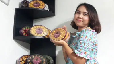 Agivara Kertayuda bersama kue kering produksinya (Dok. Agivara pribadi)