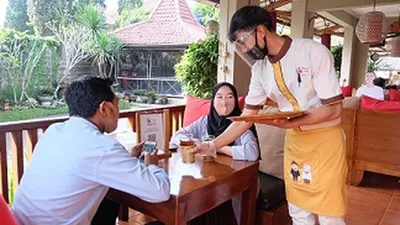 Seorang pelayan tengah melayani pelanggan. (Ayobogor/Husnul Khatimah)