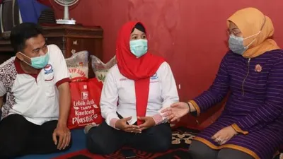 Menaker, Ida Fauziyah, di rumah Sri Riskiyah, Jateng. (Dok : Kemnaker)