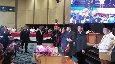 Gubernur Anies Baswedan dan Ketua DPRD DKI Prasetyo Edi Marsudi usai pengesahan RAPBD DKI tahun 2020 (Ayojakarta.com/Farsya Adilah Kamalia)