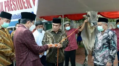 Menteri Agama Fachrul Razi mewakili Presiden Jokowi menyerahkan hewan kurban kepada panitia di Masjid Istiqlal, Jakarta Pusat, Kamis (30/7/2020). (Foto dok. Biro Pers Sekretariat Presiden)