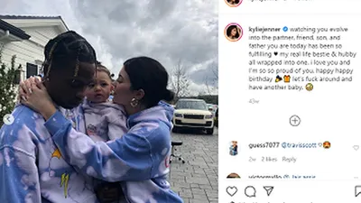 Kylie Jenner dan Travis Scott bersama putri mereka, Stormi Webster. (instagram: @kyliejenner)