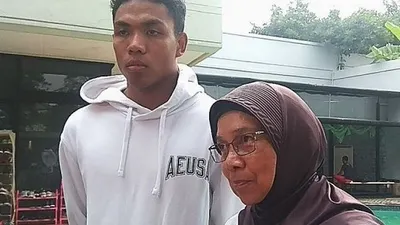 Sprinter muda andalan Indonesia, Lalu Muhammad Zohri (kiri) bersama pelatih lari jarak pendek PB PASI, Eni Nuraeni di Mess atlet PB PASI di kawasan Permata Hijau, Jakarta, Senin (15/4/2019). (Suara.com/Arief Apriadi)