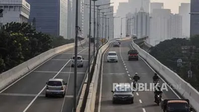 Sejumlah kendaraan roda dua melintasi Jalan Layang Non Tol (JLNT) di kawasan Kasablanka, Jakarta, Kamis (23/7). Hari pertama pemberlakuan Operasi Patuh Jaya 2020 di Jakarta masih banyak pengendara yang melanggar peraturan lalu lintas karena masih ada titik lokasi pelanggaran yang belum dijaga oleh petugas kepolisian. (Republika/Putra M. Akbar)