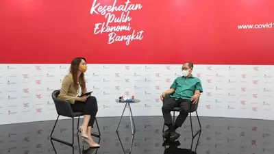Prof. Dr. dr. Hasbullah Thabrany, guru besar fakultas kesehatan masyarakat Universitas Indonesia memberikan penjelasan mengenai perhitungan rugi rugi kena penyakit bersama dr. Reisa Broto Asmoro, juru bicara Satgas Covid 19 dan duta adaptasi kebiasaan baru di Jakarta, Senin (16/11/2020)