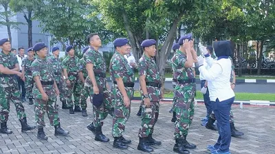 Pemeriksaan dengan alat pengukur suhu tubuh bagi prajurit dan PNS  Mako Lantamal III yang akan masuk ke lapangan apel, Selasa (17/3/2020) (Dispen Lantamal III)