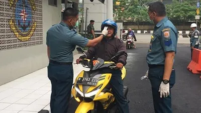 pemeriksaaan suhu tubuh tamu yang masuk ke lingkungan Lantamal III, Jakarta Utara, Rabu (18/3/2020) (Dispen Lantamal III)