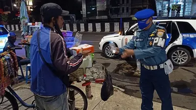 Pom Lantamal III Jakarta membagikan makanan sahur (Dispen Lantamal III)