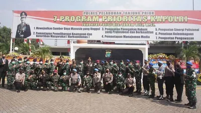 Komandan Lantamal III Jakarta, Brigadir Jenderal TNI (Mar) Hermanto, bersama jajaran “menyerbu” Polres Pelabuhan Tanjung Priok, Jakarta Utara, dalam rangka HUT ke-74 Bhayangkara.(dok Lantamal)