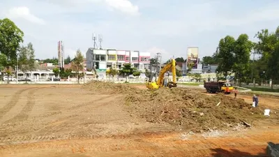 Lapangan Kottabarat, Kota Solo, mulai direnovasi untuk persiapan Piala Dunia U-20, Kamis (5/11/2020). Lapangan Kottabarat menjadi salah satu lapangan yang disiapkan sebagai lapangan pendukung untuk tempat latihan. (ist)