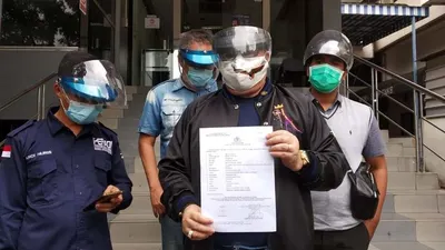 Tim kuasa hukum Razma Arif Nasution saat melaporkan Ketua KPAID Cirebon, Fifi, ke Polda Metro Jaya terkait pencemaran nama baik dan ujaran kebencian terhadap seorang pengusaha IL asal Jakarta. (ist)