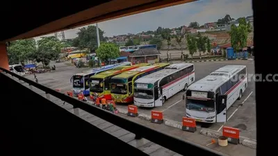 Sebagai ilustrasi larangan mudik, sejumlah bus Antar Kota Antar Provinsi (AKAP) terparkir di Terminal Kampung Rambutan, Jakarta, Jumat (17/4). [Suara.com/Alfian Winanto]