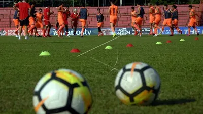 Skuat Persija Jakarta melakukan sesi latihan saat uji coba lapangan jelang pertandingan leg kedua final Piala Indonesia 2019 di Stadion Andi Mattalatta, Makassar, Sulawesi Selatan. (Antara)