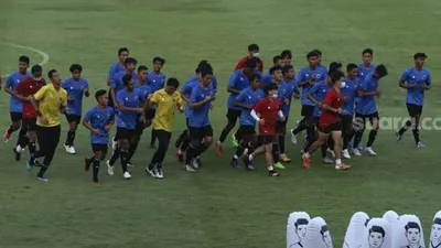 Pemain Timnas U-19 mengikuti sesi latihan di Stadion Madya, Kompleks Gelora Bung Karno, Senayan, Jakarta, Kamis (20/8/2020). (Suara.com/Angga Budhiyanto)