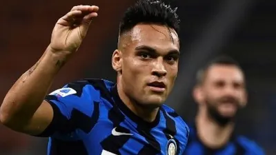 Striker Inter Milan Lautaro Martinez merayakan golnya ke gawang Napoli dalam laga lanjutan Liga Italia di Giuseppe Meazza, Milan. MARCO BERTORELLO / AFP