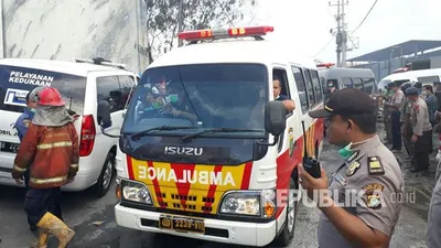 Sebanyak 8 Ambulans diberangkatkan dari lokasi kebakaran Pabrik Kembang Api, Kosambi, Kabupaten Tangerang, terkait adanya panggilan dari layanan 112.  Foto: Republika/Febrianto Adi Saputro