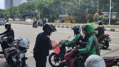 Bekerjasama dengan seksi Hubungan Antar Agama dan Kemasyarakatan (HAAK) Gereja Katedral, LDD KAJ melakukan pembagian makanan siap saji dan air mineral sebanyak 400 bungkus, Rabu (1/4/2020) siang. (Dok. LDD KAJ)