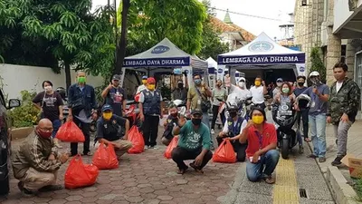 Para relawan LDD KAJ bersiap membagikan paket makanan siap saji kepada warga yang terdampak pandemi COVID-19. (Dok. LDD KAJ)