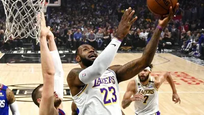Bintang LA Lakers LeBron James. Setelah menjalani karantina selama dua pekan, seluruh pemain Los Angeles (LA) Lakers dinyatakan negatif covid-19, Selasa (31/3). Foto: AP Photo/Mark J. Terrill