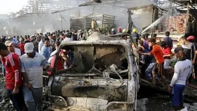 Warga berkumpul di bekas lokasi ledakan bom di tengah pasar yang sibuk di Baghdad (Reuters)