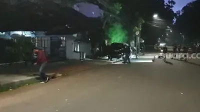 Polisi masih olah tempat kejadian perkara (TKP) di lokasi Jalan Yusuf Adiwinata, Menteng, Jakarta Pusat, Minggu (5/7/2020). (Suara.com/Fakhri)
