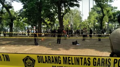 Tim Labfor Mabes Polri melakukan olah TKP di lokasi ledakan granat di Kawasan Monas (Ayojakarta.com/Aprilia Rahapit)