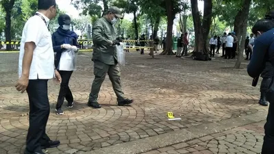 Tim Labfor Polri mengambil barang bukti di lokasi ledakan granat di Kawasan Monas (Ayojakarta.com/Aprilia Rahapit)