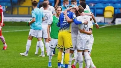 Suka cita para pemain Leeds United usai mengalahkan Barnsley 1-0. (Twitter/@barrydouglas03)