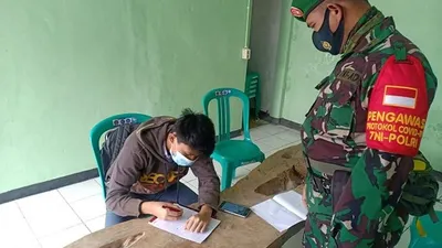 Seorang siswa mengikuti pembelajaran jarak jauh di Markas Komando Rayon Militer (Koramil) 0912/Lembang, Kabupaten Bandung Barat (KBB). (Ayobandung/Tri Junari)