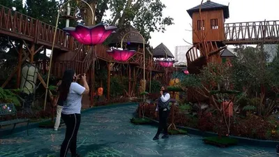 Pengunjung tengah berfoto saat mengunjungi Lembang Wonderland. (Ayobandung/Tri Junari)