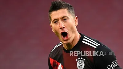 Penyerang Bayern Muenchen Robert Lewandowski meraih penghargaan Pemain Terbaik FIFA 2020.  Foto: EPA-EFE/Matthias Hangst
