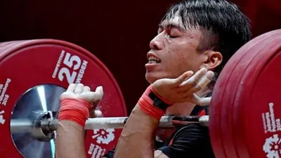 Lifter Indonesia, Deni raih medali emas di SEA Games 2019 ( Antara)
