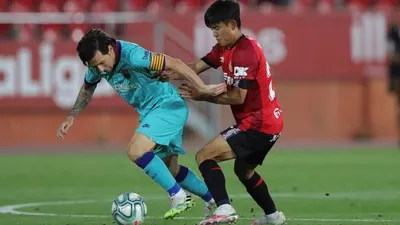 Lionel Messi (kiri) dalam pertandingan Mallorca kontra Barcelona. Foto: EPA-EFE/JUANJO MARTIN