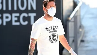 Lionel Messi memakai masker dan sarung tangan. (Twitter)