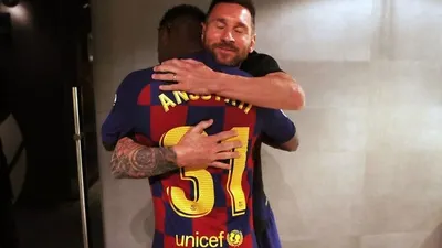 Lionel Messi berpelukan dengan Ansu Fati/fcbarcelona.com
