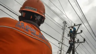 Ilustrasi--Petugas PLN memperbaiki gardu listrik saat pemadaman listrik serentak se-Pangandaran di Cikidang, Kabupaten Pangandaran, Jawa Barat, Minggu (21/7/2019). Kementerian ESDM mengatakan, subsidi listrik pada tahun 2020 diusulkan sebesar Rp58,62 triliun, turun dari subsidi tahun 2019 sebesar Rp59,32 triliun. ANTARA FOTO/Adeng Bustomi/foc.