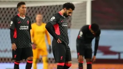 Bintang Liverpool Mohammed Salah tertunduk lesu usai timnya dibantai Aston Villa 7-2 di laga lanjutan Liga Inggris, Senin (5/10/2020). (AFP/Catherine Ivill)