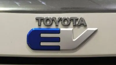Emblem mobil-mobil Toyota jenis Electric Vechile (EV) [AFP/ Robyn Beck].