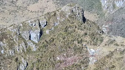 Lokasi puing-puing Heli MI 17 Penerbad No Reg HA 5138 di salah satu tebing di Pegunungan Mandala, Distrik Oksop, Kabupaten Pegunungan Bintang. (Pendam XVII/Cenderawasih)